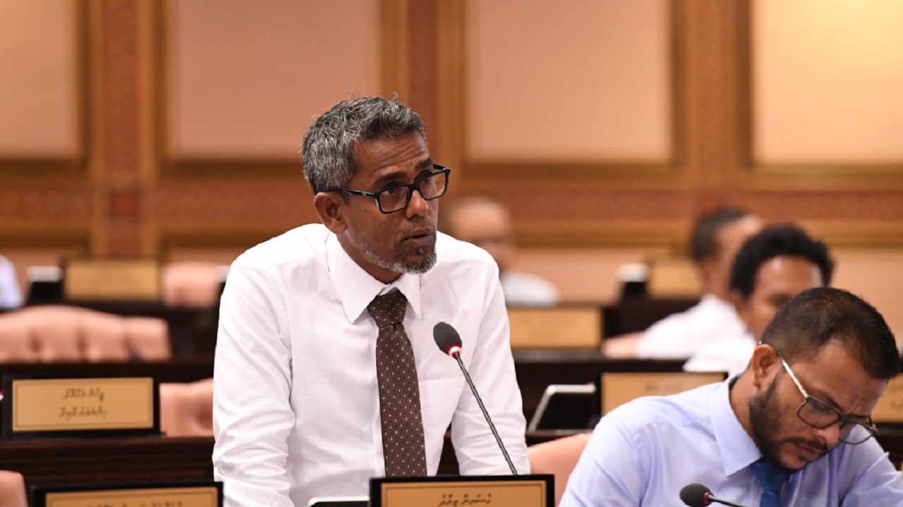 ޕީޕީއެމުން ކެމްޕޭން ކުރަން އުޅެނީ ލޯގަނޑު ކުރިމަތީ ފަރިބަލަންތިބެ - ފިއްޓޭ