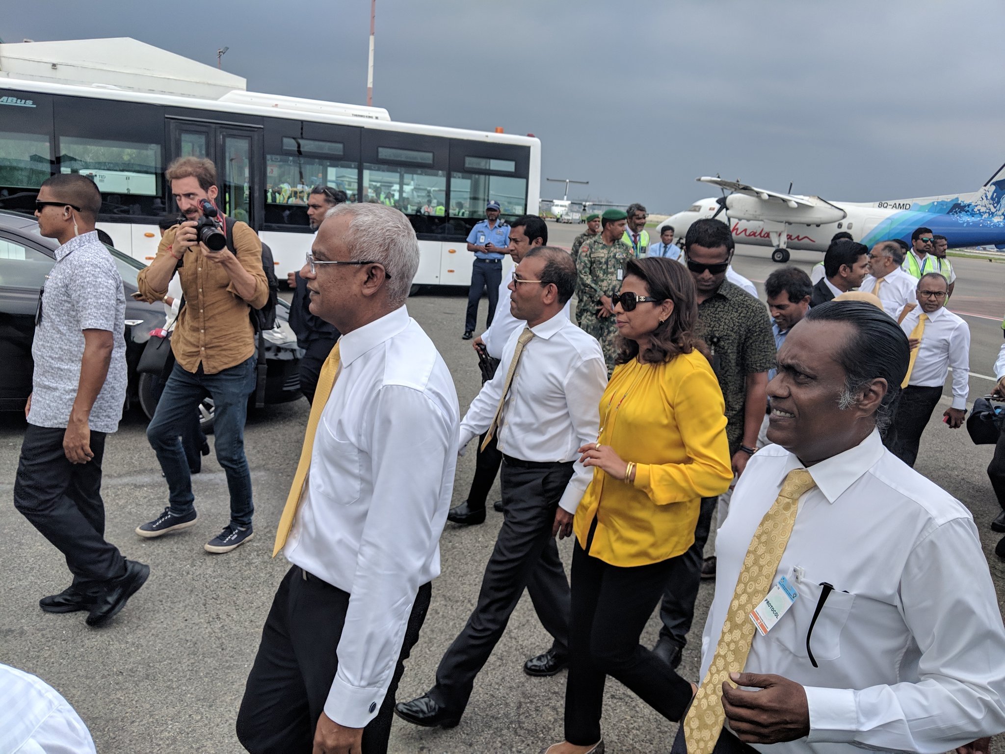 އެއަރޕޯޓުން ރައީސް ނަޝީދަށް މަރުޙަބާ ދަންނަވާނީ ރައީސް ޞާލިޙް