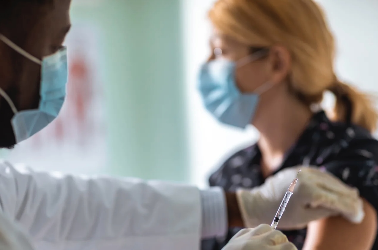 ބޫސްޓަރ ޝޮޓް ޖެހުން ލާޒިމްކުރުމާމެދު އީޔޫއިން މަޝްވަރާކުރަނީ