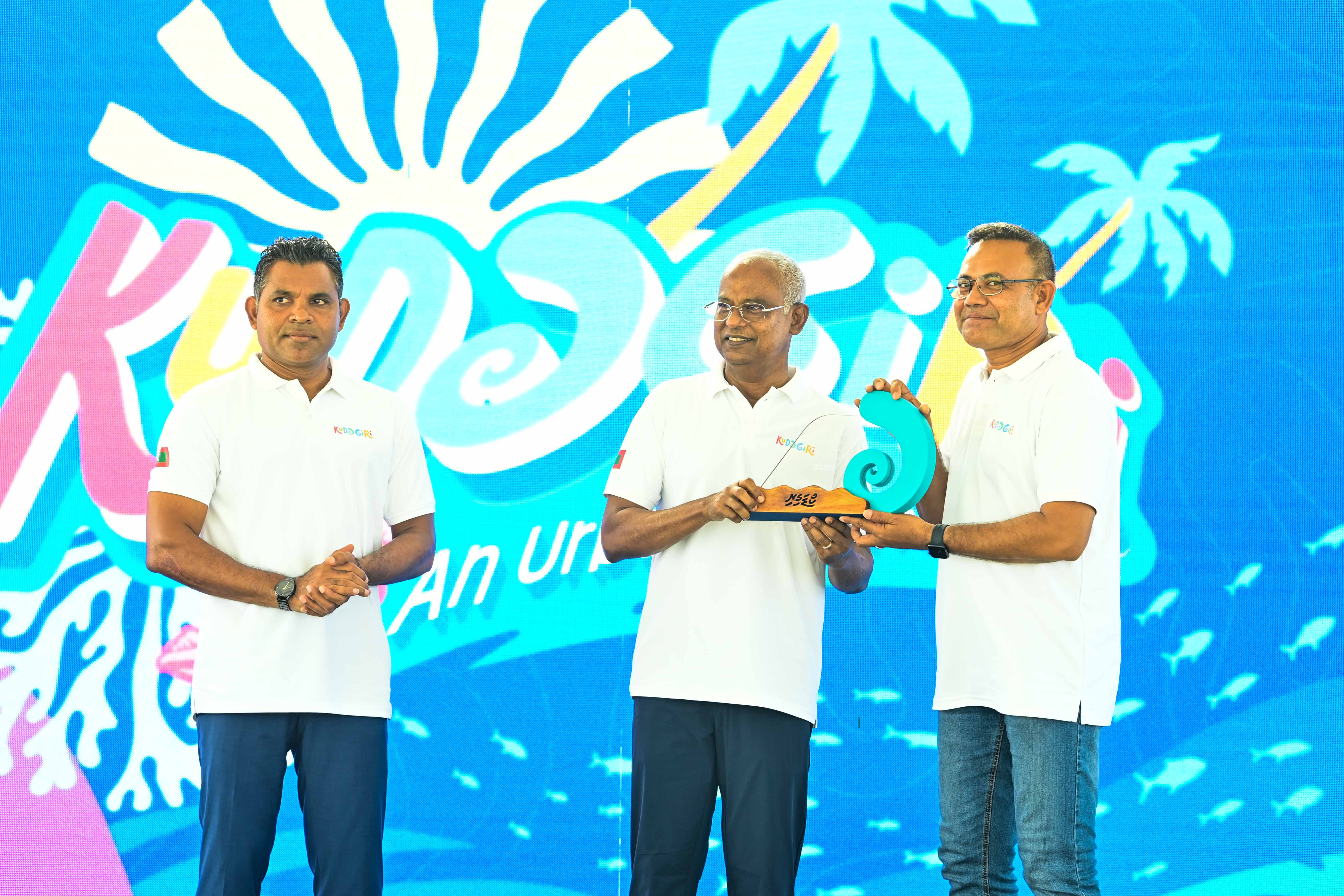 ނާއިބު ރައީސާއި ކުންފުނިތަކުގެ މަސައްކަތަށް ރައީސްގެ ޝުކުރު