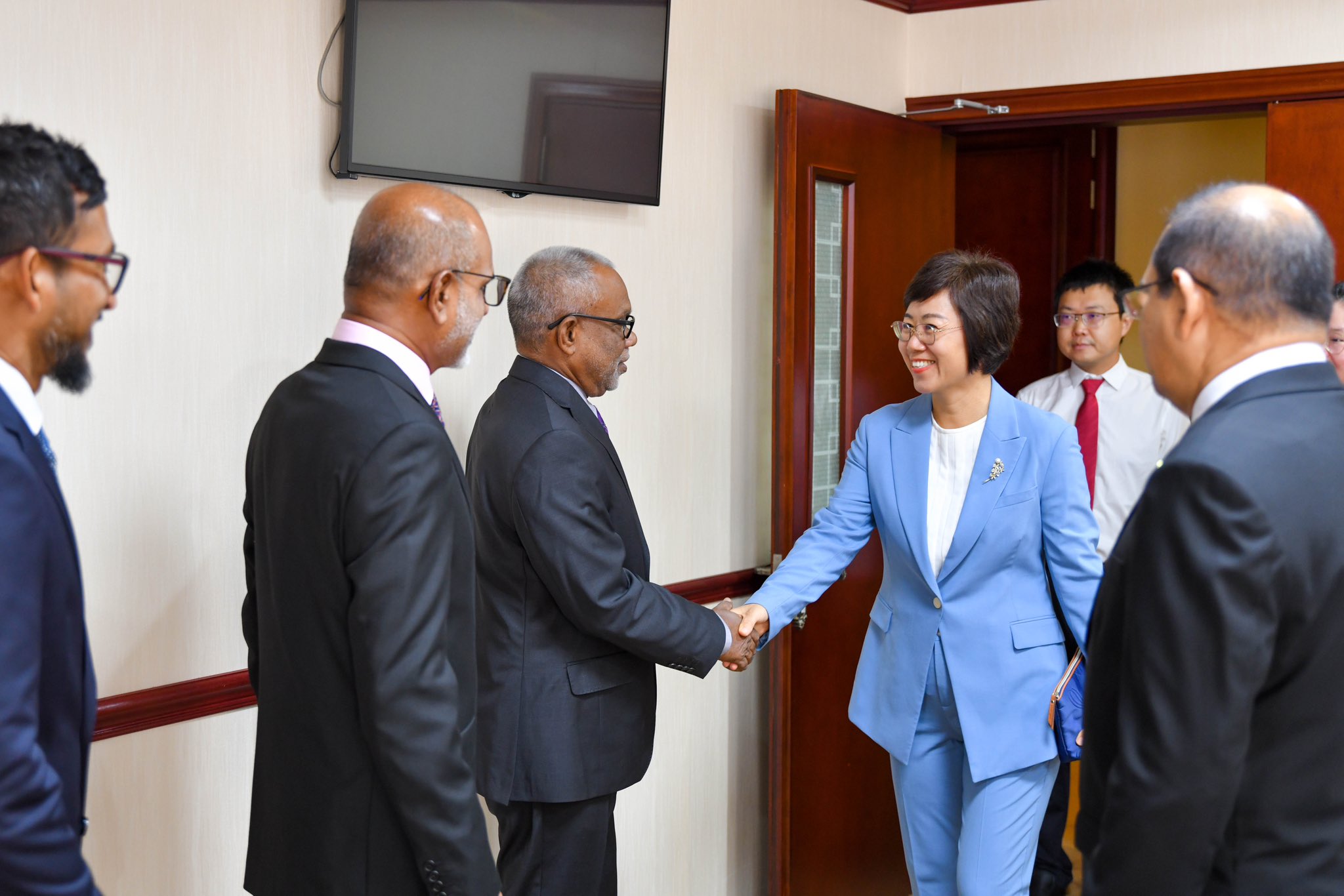 ޗައިނާ ސަފީރު މަޖިލީހުގެ ރައީސްގެ އަރިހަށް އިހުތިރާމްގެ ޒިޔާރަތެއް ކުރައްވައިފި